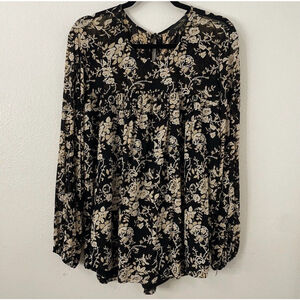 Suzanne Betro NWOT Floral Long Sleeve Blouse Size Medium Round Neckline